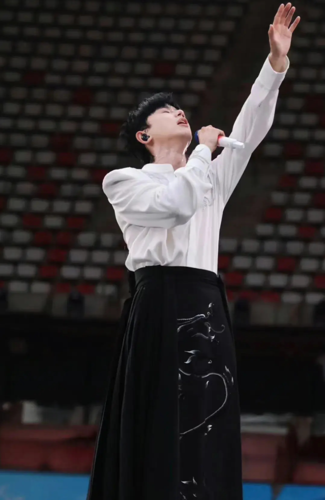 張杰馬面裙驚艷全場，網(wǎng)友直呼：這是國風(fēng)版本的‘嘻哈’？